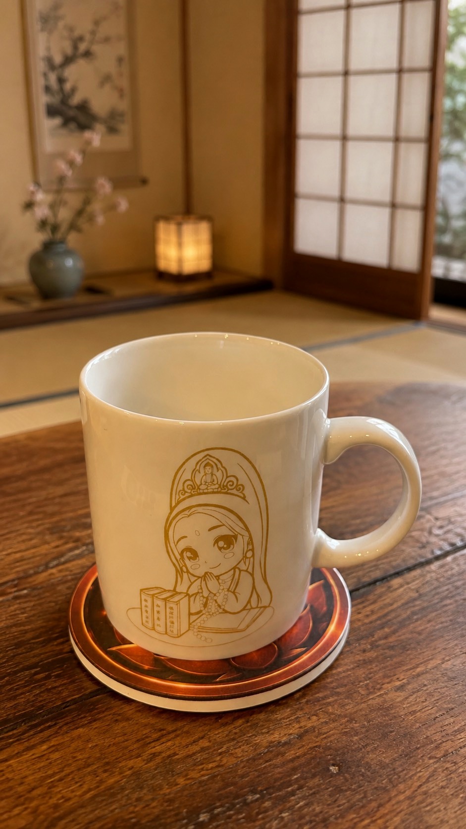 念佛觀音版馬克杯放在杯墊上於日常空間使用